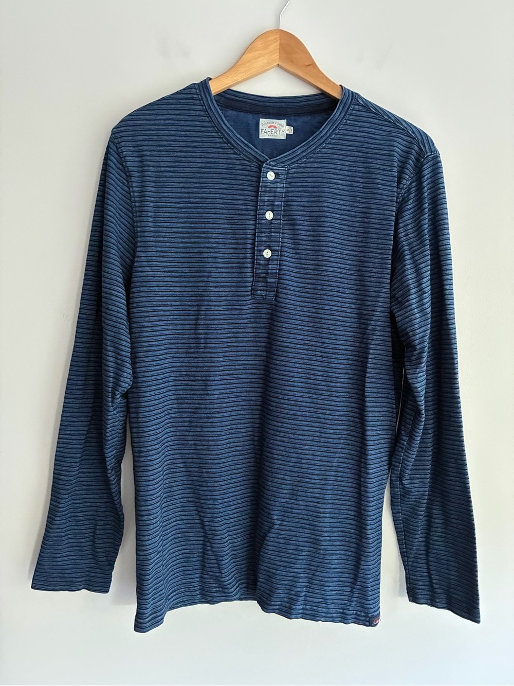 Faherty Navy Striped Long-Sleeve Henley Medium